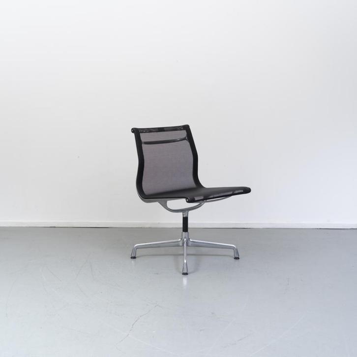 6x Vitra Eames EA 105 Zwart Netweave - Chroom, Huis en Inrichting, Stoelen, Zo goed als nieuw, Vijf, Zes of meer stoelen, Metaal
