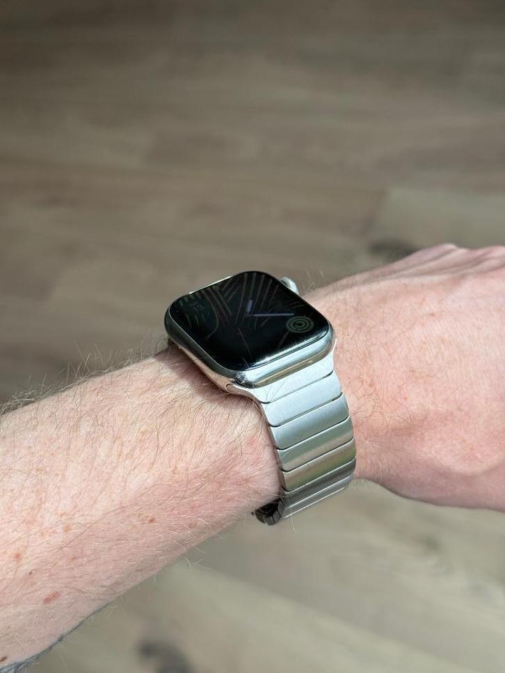 Apple Watch 8 Titanium (GPS + CELLULAR) en 3 Apple bandjes, Sieraden, Tassen en Uiterlijk, Smartwatches, Gebruikt, iOS, Zilver