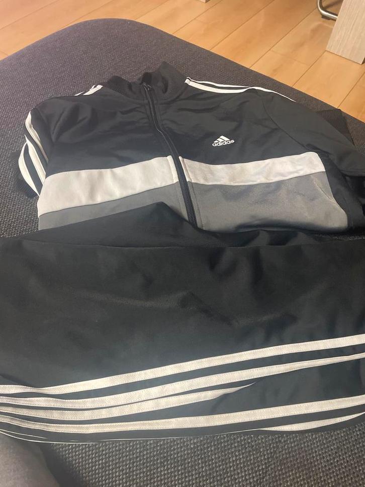Adidas trainingspak zwart/wit, Kleding | Heren, Sportkleding, Zo goed als nieuw, Algemeen, Overige maten, Zwart, Ophalen of Verzenden