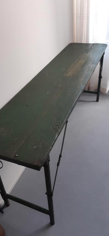 Sidetable groen beschikbaar voor biedingen