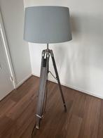 Staande vloerlamp! Goede staat. Houten 3-poot, Huis en Inrichting, Lampen | Vloerlampen, Ophalen, Zo goed als nieuw, 100 tot 150 cm