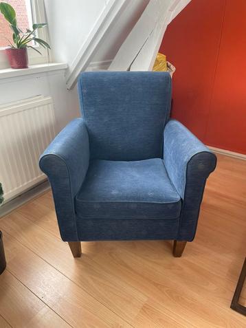 Blauwe fauteuil beschikbaar voor biedingen
