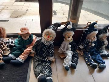 8 poppen...7 clowns  beschikbaar voor biedingen