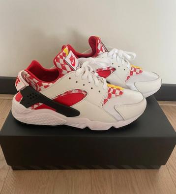 Nike Air-Huarache PRM QS Liverpool beschikbaar voor biedingen