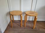 Twee houten krukjes, Huis en Inrichting, Krukjes, Ophalen of Verzenden, Zo goed als nieuw, Hout