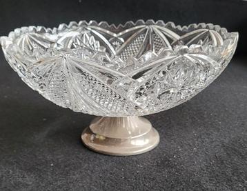 Kristallen fruitschaal op mat RVS voet. beschikbaar voor biedingen