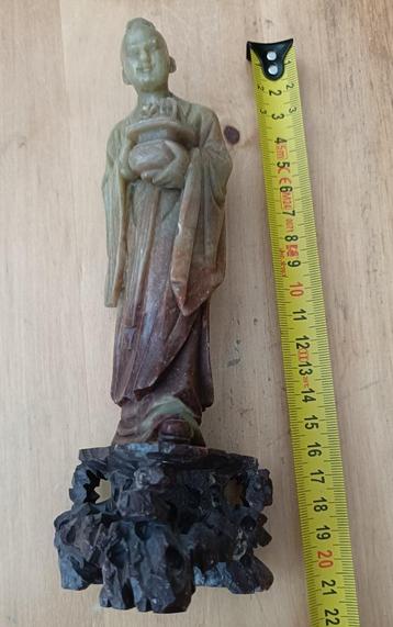 1 chinees beeld, uit zeepsteen gesneden. (3) beschikbaar voor biedingen