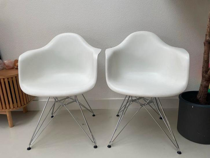 2 Eames Vitra Stoelen met Armleuning - Wit - Nieuwstaat!, Huis en Inrichting, Stoelen, Zo goed als nieuw, Twee, Kunststof, Wit