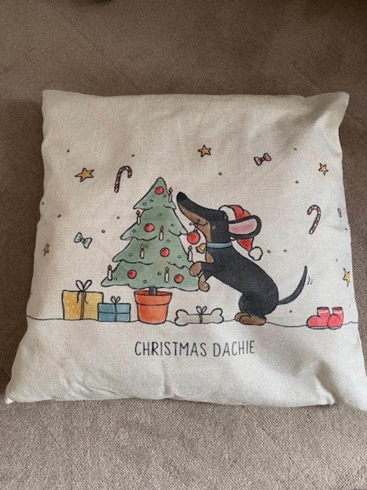 Kerst sierkussentje met vrolijk teckel dessin, Diversen, Kerst, Zo goed als nieuw, Ophalen of Verzenden