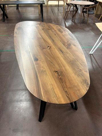 Walnoten tafel kiezelvormig 240x110cm beschikbaar voor biedingen