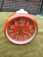 Vintage oranje mechanische wekker ca.1970., Antiek en Kunst, Antiek | Klokken, Verzenden
