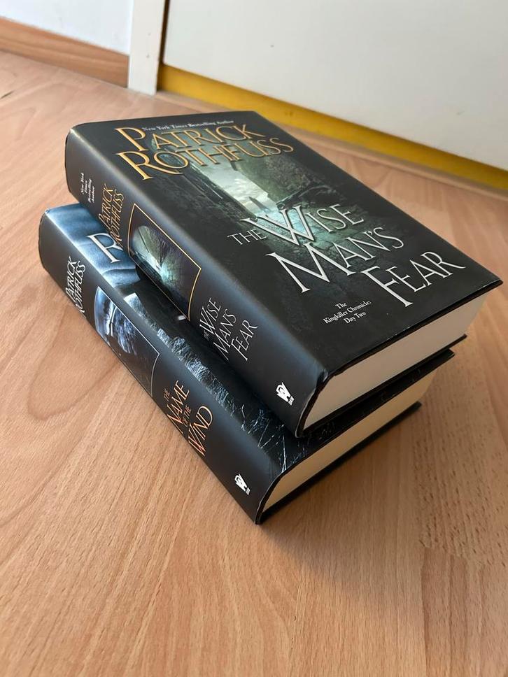 Patrick Rothfuss - The Kingkiller Chronicle (2x Hardcover), Boeken, Fantasy, Zo goed als nieuw, Ophalen of Verzenden