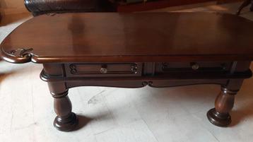 Klassieke massief houten salontafel met houtsnijwerk beschikbaar voor biedingen