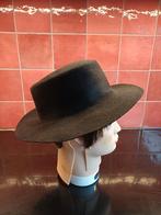 Zwart vilten hoed, Kleding | Dames, Hoeden en Petten, Ophalen of Verzenden, Zo goed als nieuw, One size fits all