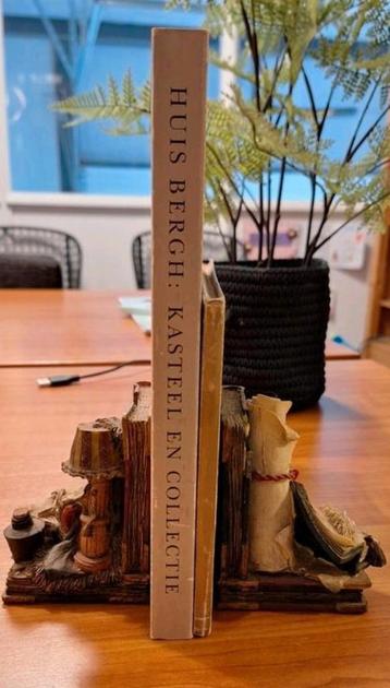 Boekensteunen met decoratie beschikbaar voor biedingen