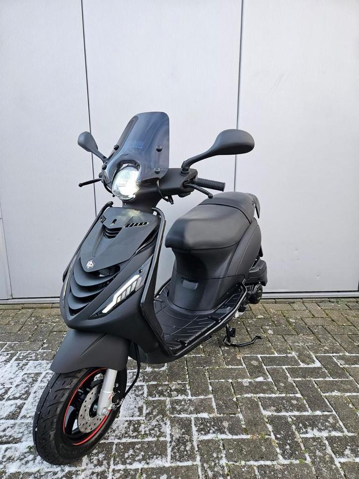 Piaggio Zip I SP | Custom 45Km Mat Black 2024 Full Option, Fietsen en Brommers, Scooters | Piaggio, Zo goed als nieuw, Zip, Benzine