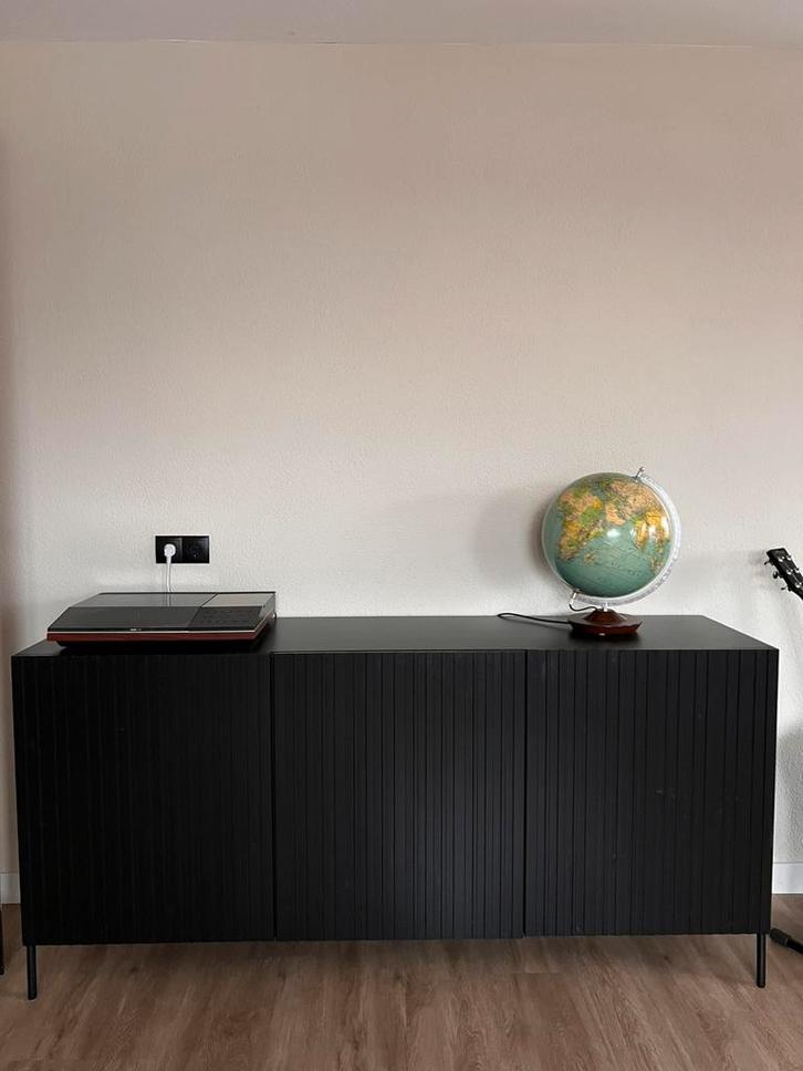 WOOOD dressoir zwart, Huis en Inrichting, Kasten | Dressoirs, Zo goed als nieuw, 150 tot 200 cm, 25 tot 50 cm, Met deur(en), Met plank(en)