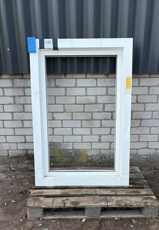 (122) Nieuw kunststof raamkozijn draai kiep, Doe-het-zelf en Verbouw, Kozijnen en Schuifpuien, Nieuw, Raamkozijn, Kunststof, 75 tot 150 cm