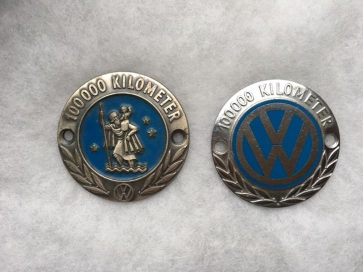 Oude Volkswagen 100.000 km emblemen 2 stuks, Verzamelen, Automerken, Motoren en Formule 1, Zo goed als nieuw, Auto's, Verzenden