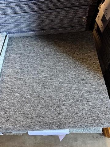 Partij Desso tapijttegels 50x50 cm grijs nieuw B-keus #125 beschikbaar voor biedingen