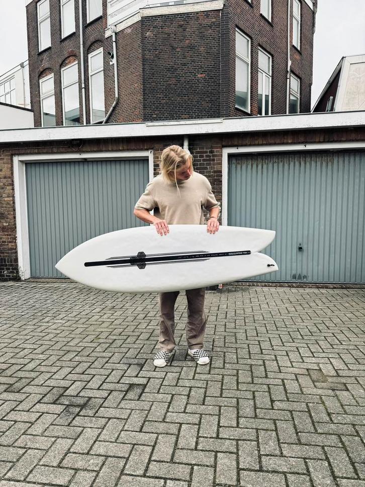 Channel island feb’s fish 5’5 spine-tek Surfboard met vinnen, Watersport en Boten, Golfsurfen, Gebruikt, Fish, Met vinnen, Ophalen