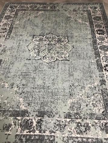 Net groen kleed beschikbaar voor biedingen