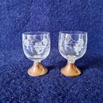 Twee oude wijn glaasjes op voet met geëtst druivenmotief, Ophalen