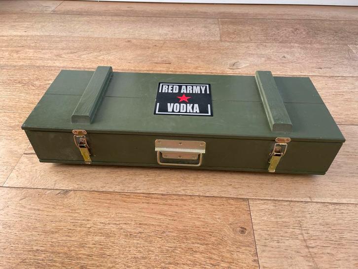 Red Army Vodka Set in Houten Kist - Woonaccessoire Uniek Cad, Antiek en Kunst, Antiek | Woonaccessoires, Ophalen