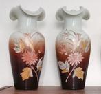 Twee opaline vazen, Antiek en Kunst, Antiek | Vazen, Ophalen of Verzenden