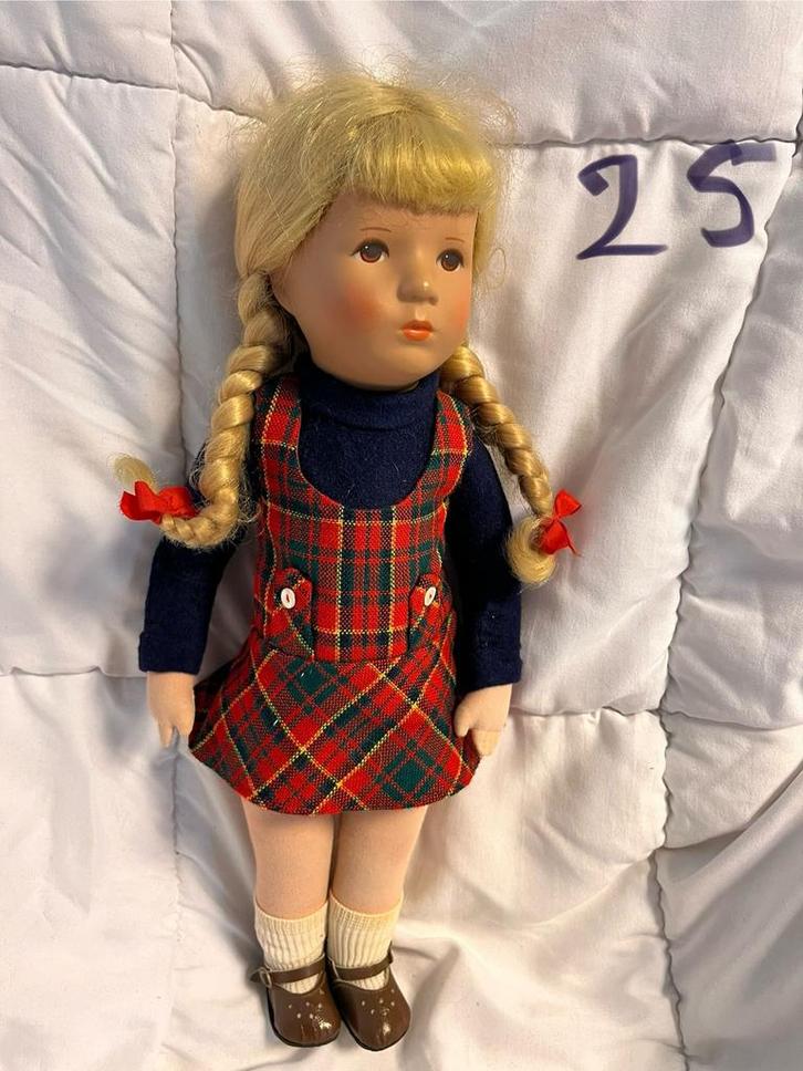Antieke Kathe Kruse Pop met Geruite Jurk en Vlechten, Verzamelen, Poppen, Zo goed als nieuw, Pop, Verzenden