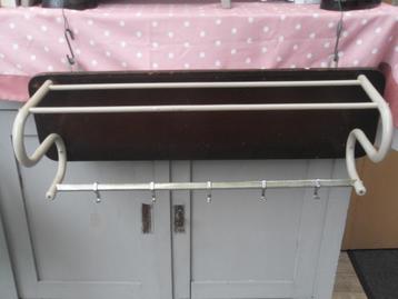 oude kapstok/ wandkapstok met hoedenplank/ regaal beschikbaar voor biedingen