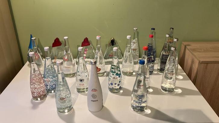 23 x limited edition Evian flessen, Verzamelen, Merken en Reclamevoorwerpen, Zo goed als nieuw, Overige typen, Ophalen of Verzenden