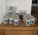 klederdracht kop en schotel, off white met blauwe decoratie, Ophalen of Verzenden, Zo goed als nieuw, Overige stijlen, Kop(pen) en/of Schotel(s)