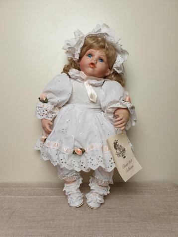 Porselein baby doll (Classic Doll Collection) beschikbaar voor biedingen