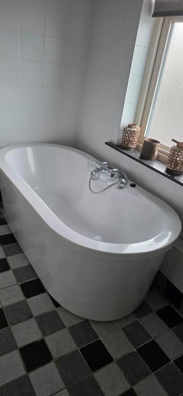 Vrijstaand bad beschikbaar voor biedingen