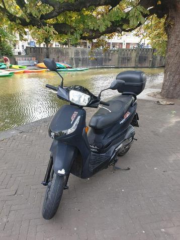 Peugeot tweet rs 16 inch snor scooter beschikbaar voor biedingen