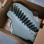 Yeezy Slide Salt 42, Kleding | Heren, Schoenen, Ophalen of Verzenden, Nieuw
