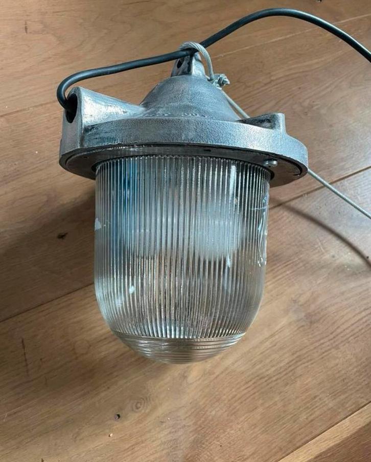 Twee orginele vintage fabriekslampen, bully’s, Huis en Inrichting, Lampen | Hanglampen, Gebruikt, Minder dan 50 cm, Glas, Metaal