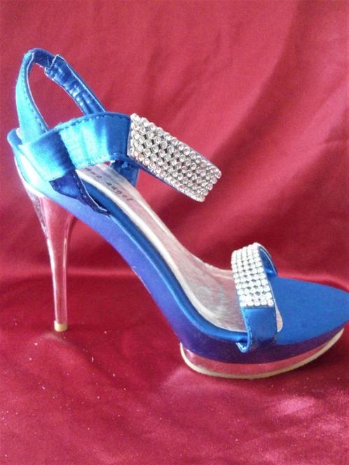 Satijnstoffen pump met sierstrips en zilvertinten mt 38, Kleding | Dames, Schoenen, Nieuw, Pumps, Blauw, Ophalen