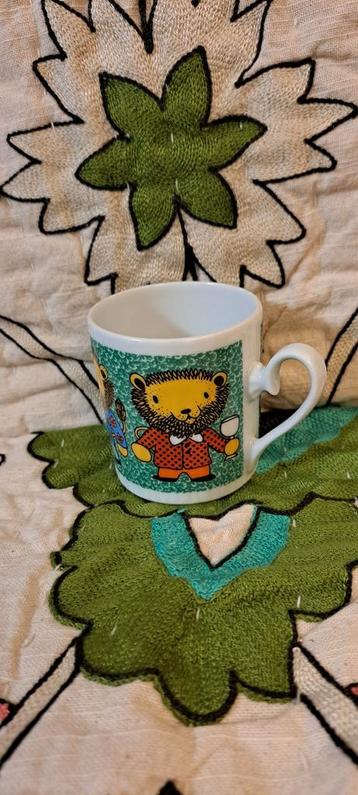 Leuk oud bekertje met leeuwtjesprint. beschikbaar voor biedingen