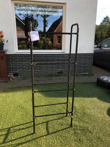 Metalen krattenrek beschikbaar voor biedingen