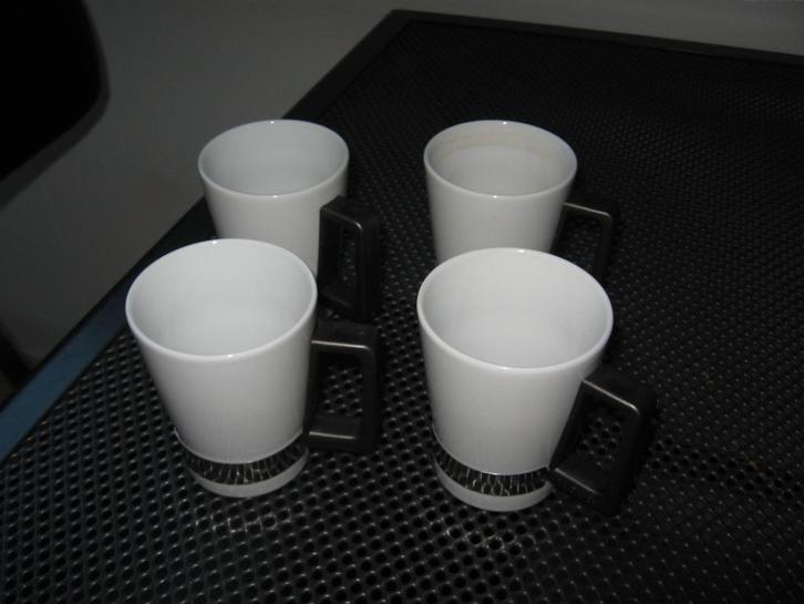 4 excl.Leuke nw witte mokken m chroom zwart samen €5.00, Huis en Inrichting, Keuken | Servies, Nieuw, Kop(pen) en/of Schotel(s)