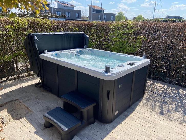 Fox Spa Essence, met goede cover en coverlift, Tuin en Terras, Bubbelbaden en Hottubs, Zo goed als nieuw, Vast, Afdekzeil, Filter