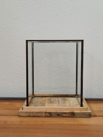 Vitrine / windlicht glas op houten plateau