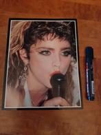 Madonna Grote ansichtkaart met de ene tekst wie madonna is., Ophalen of Verzenden, Zo goed als nieuw, A1 t/m A3, Film en Tv