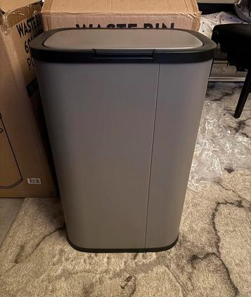 Prullenbak met drukdeksel 60 liter mat grijs beschikbaar voor biedingen