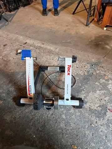Twee taxx trainers beschikbaar voor biedingen