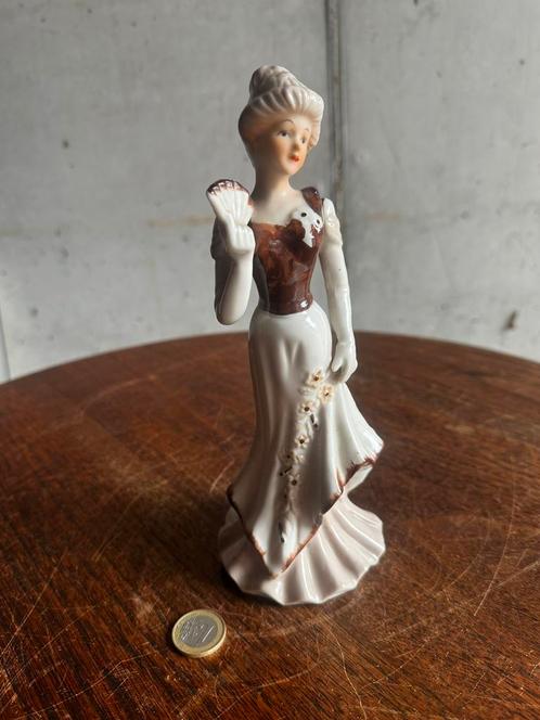 Porseleinen damesbeeldje met waaier – vintage, Verzamelen, Beelden en Beeldjes, Zo goed als nieuw, Mens, Ophalen of Verzenden