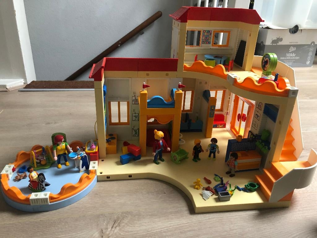 Playmobil kinderdagverblijf (5567) en speelgroep (5570), Ophalen of Verzenden, Gebruikt, Complete set