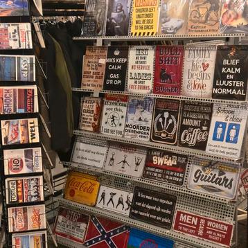 Diverse metalen kunststof decoratie borden barmatten klokken beschikbaar voor biedingen